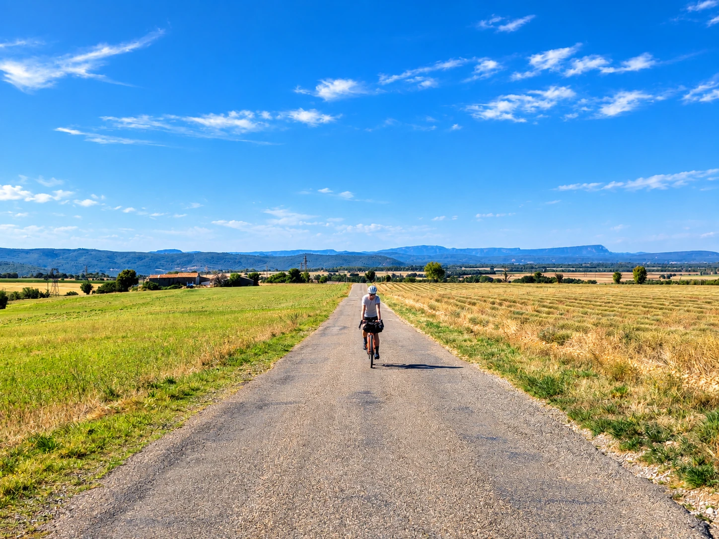 Sortie vélo de route sur une route calme avec LAGUIDOLINE
