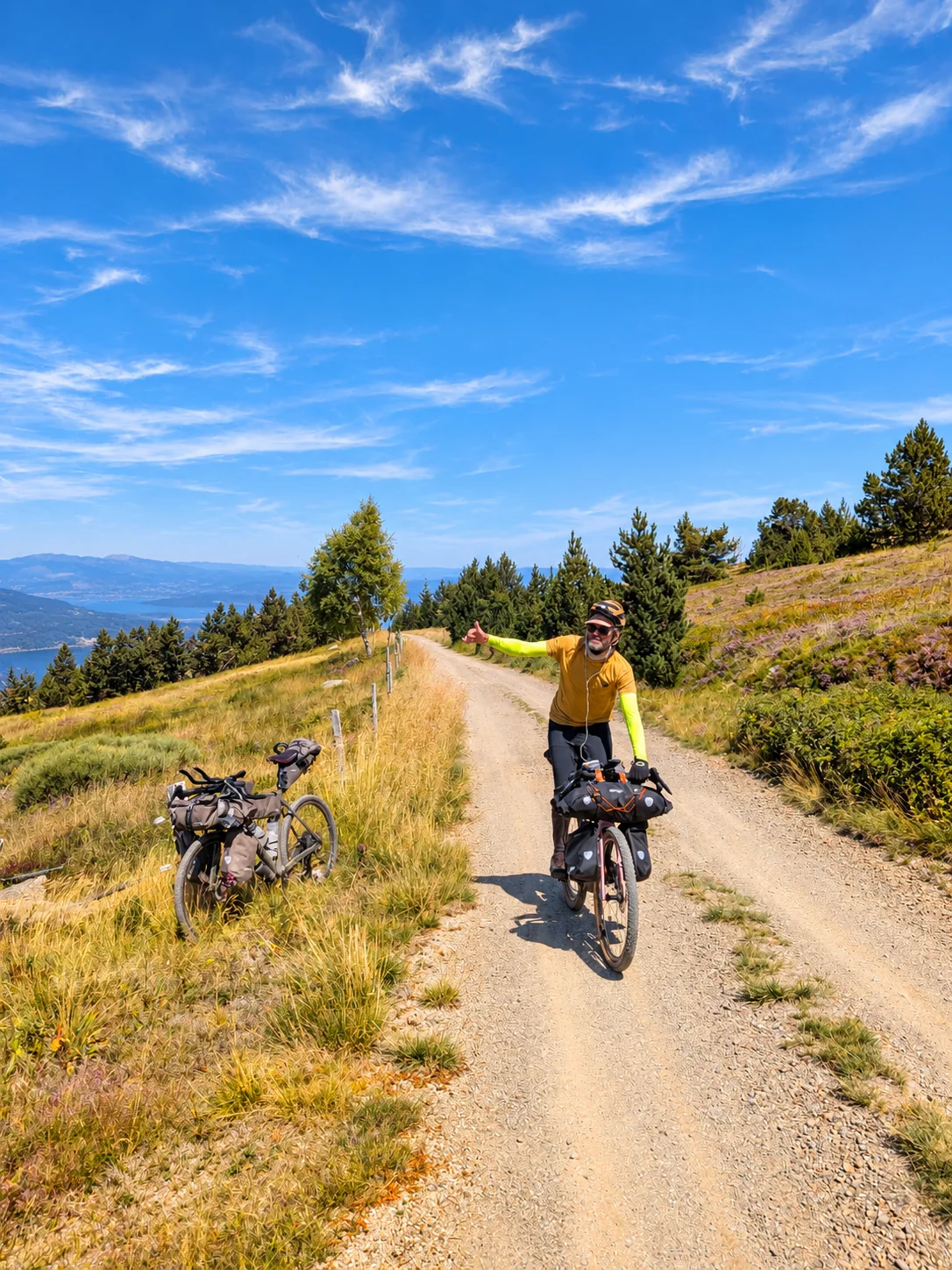 Cycliste en bikepacking sur une piste de montagne avec LAGUIDOLINE
