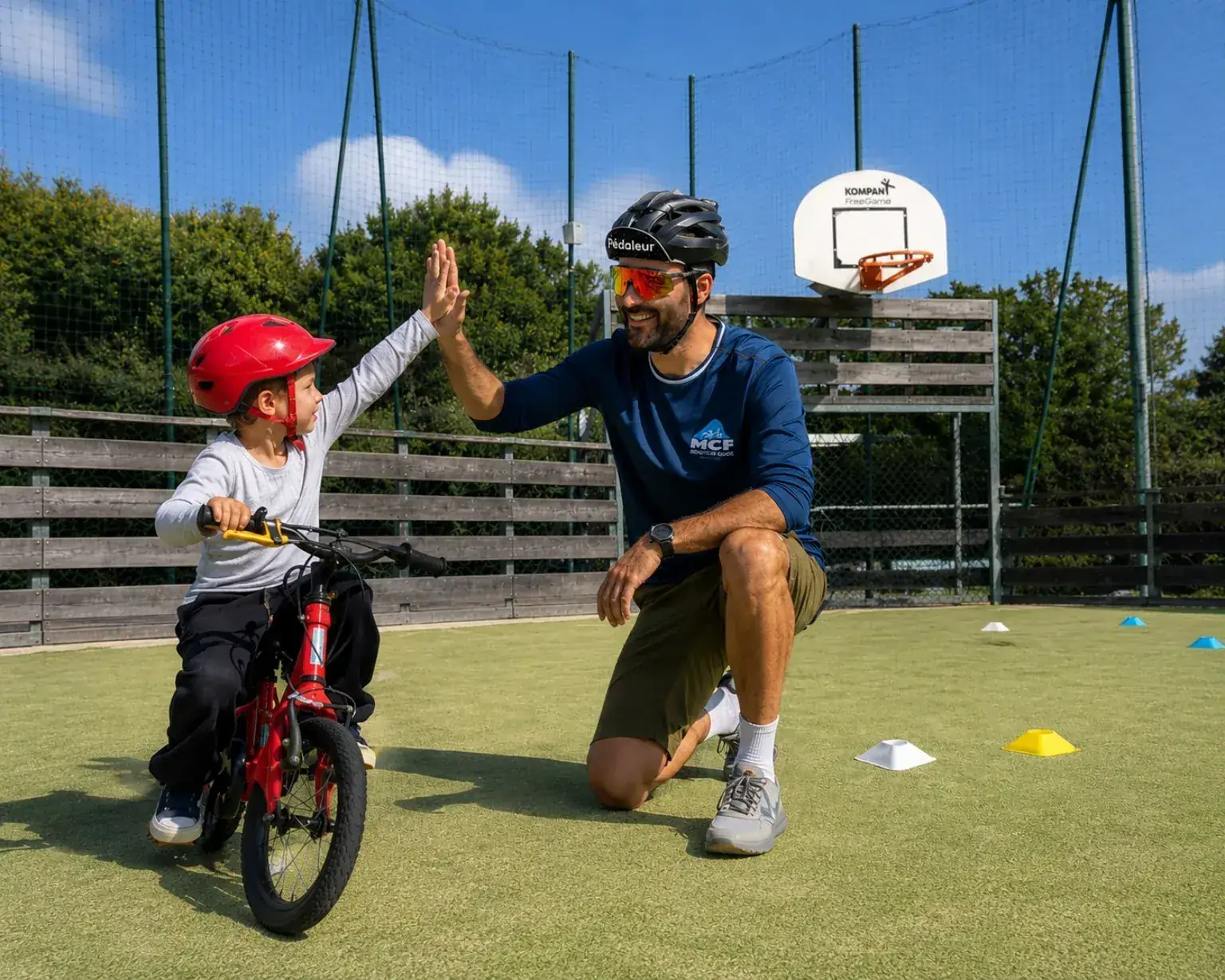 Jérôme félicite un enfant pendant un cours de vélo LAGUIDOLINE