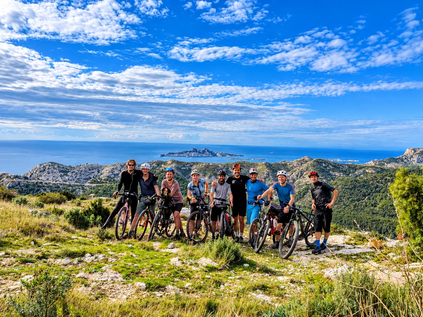 Groupe de cyclistes pendant un séjour vélo dans les Alpes-Maritimes
