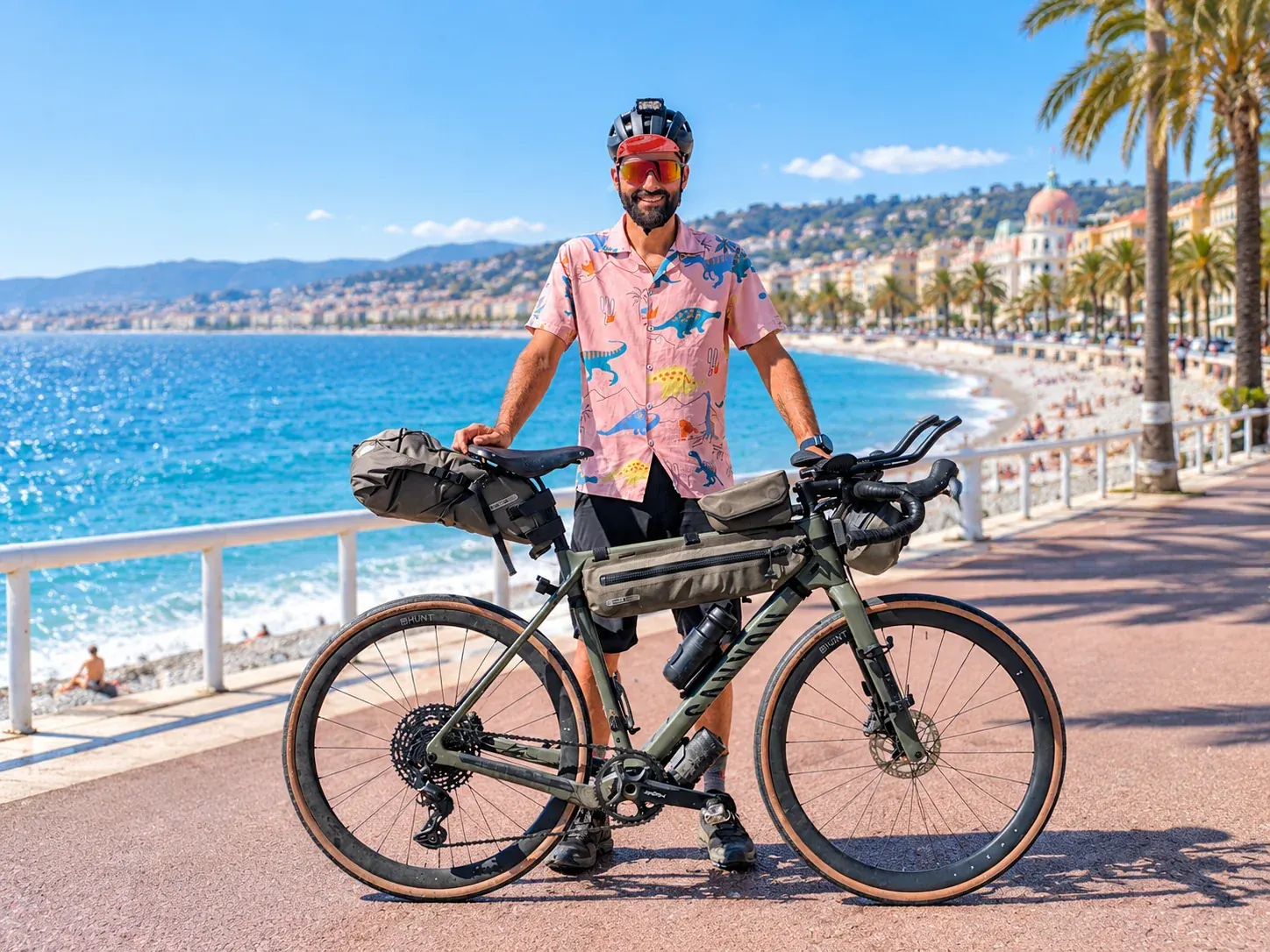 Jérôme, moniteur et guide vélo LAGUIDOLINE à Nice, avec son vélo sur la Promenade des Anglais
