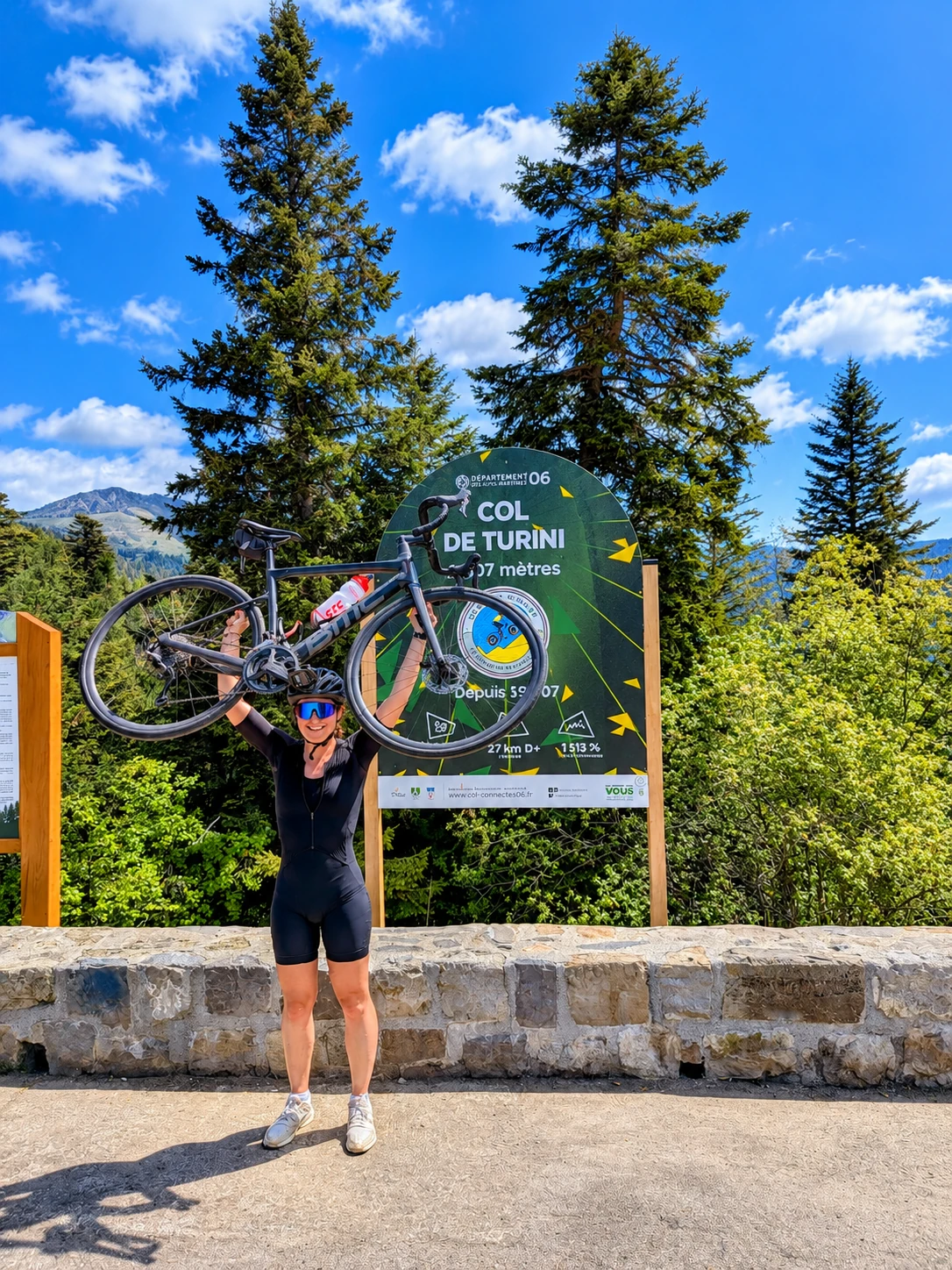 Cycliste au col de Turini lors d’une sortie vélo avec LAGUIDOLINE
