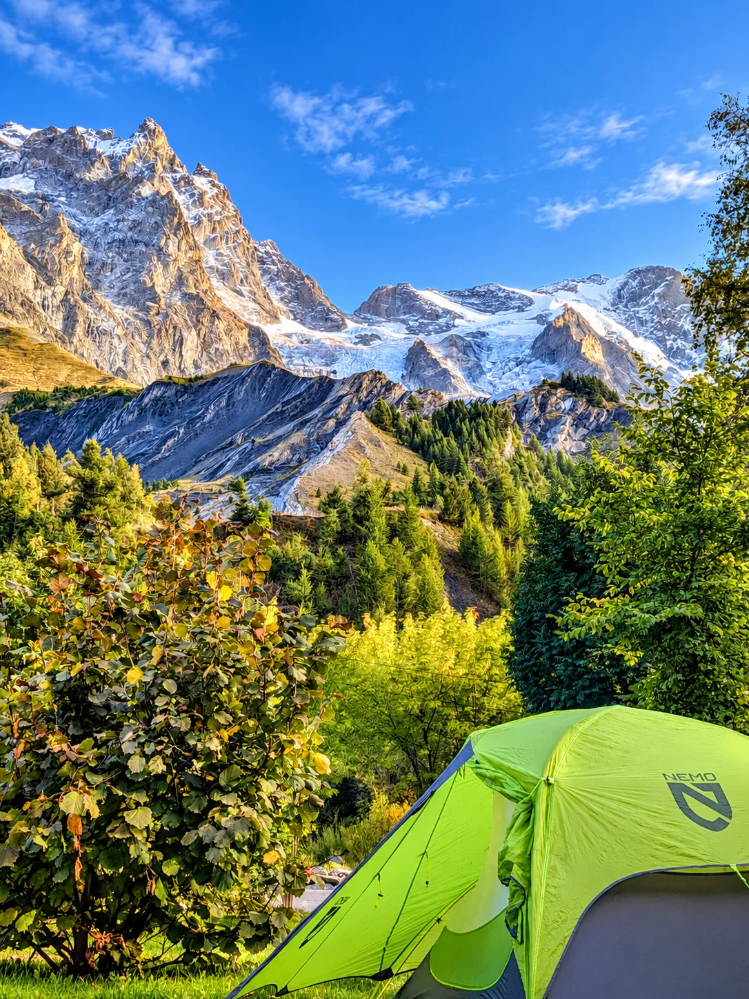 Bivouac en montagne lors d’un voyage bikepacking avec LAGUIDOLINE