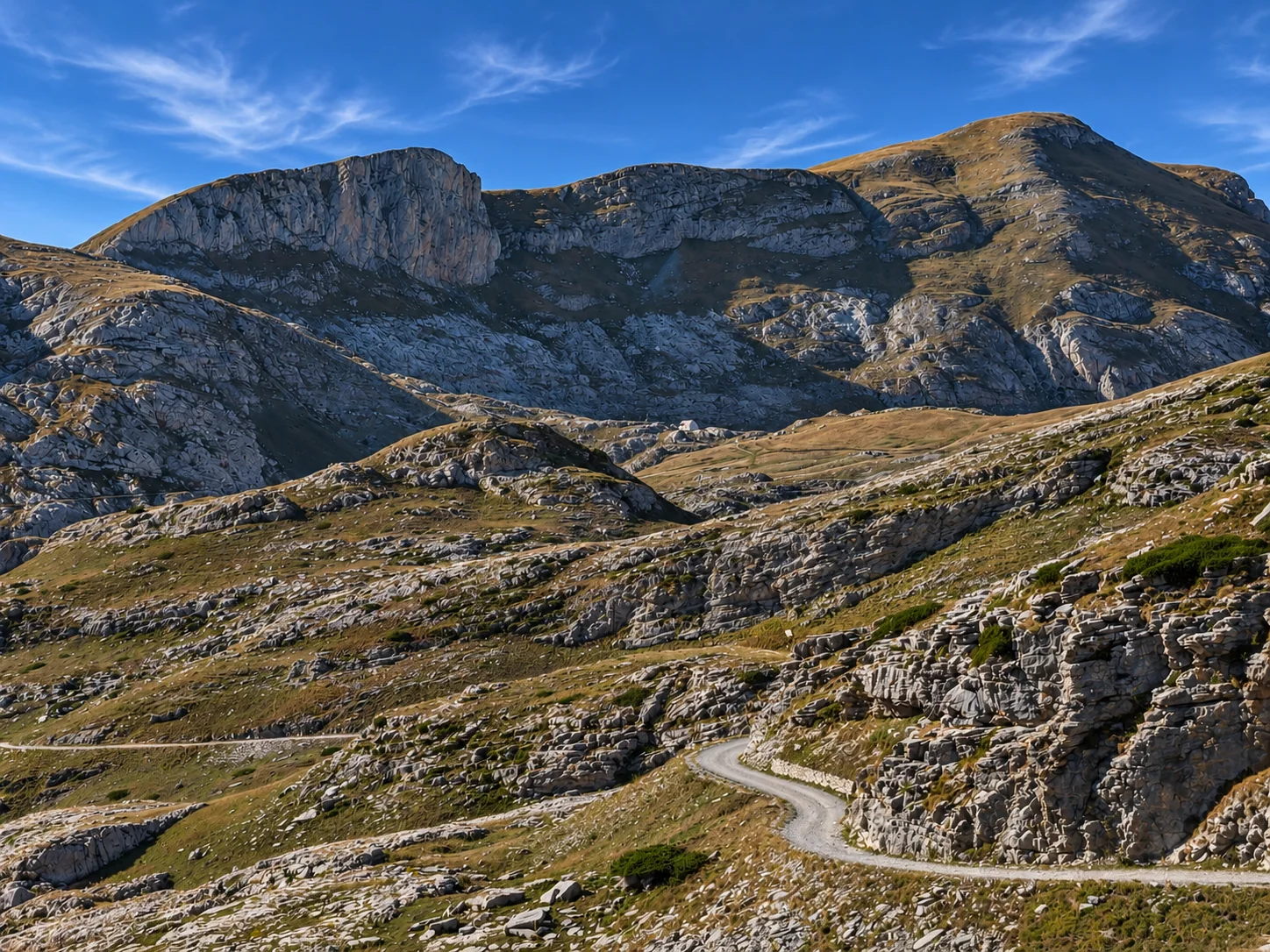 Piste gravel en haute montagne près de Nice avec LAGUIDOLINE